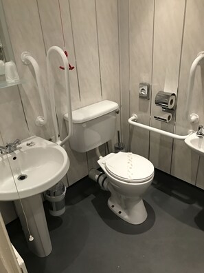 Chambre quadruple, chambres communicantes | Salle de bain | Ensemble baignoire-douche, articles de toilette (gratuits)