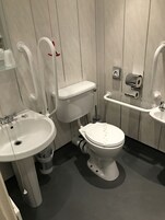 四人房, 连通房 | 浴室 | 淋浴/盆浴组合、免费洗浴用品、吹风机、毛巾
