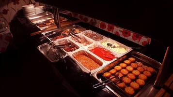 Ein Buffet mit verschiedenen Speisen, darunter Backwaren und einer Muffinspfanne.