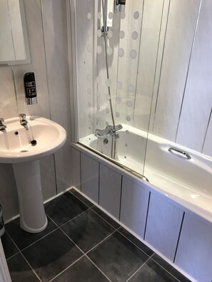 Ensemble baignoire-douche, articles de toilette (gratuits)