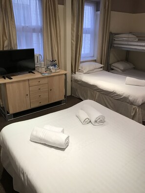 Habitación familiar | Tabla de planchar con plancha, cunas (de pago), wifi gratis