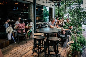 2 restaurants servant le petit déjeuner, spécialités Cuisine asiatique