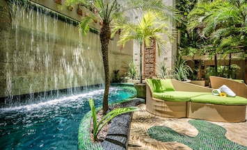 Piscina com cascata
