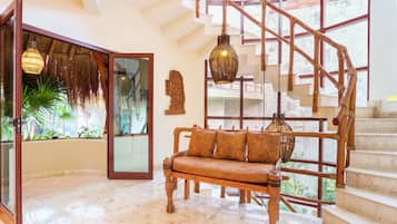 Penthouse exclusivo, 3 habitaciones, Terraza | Área de sala de estar | Smart TV de 42 pulgadas con canales por cable