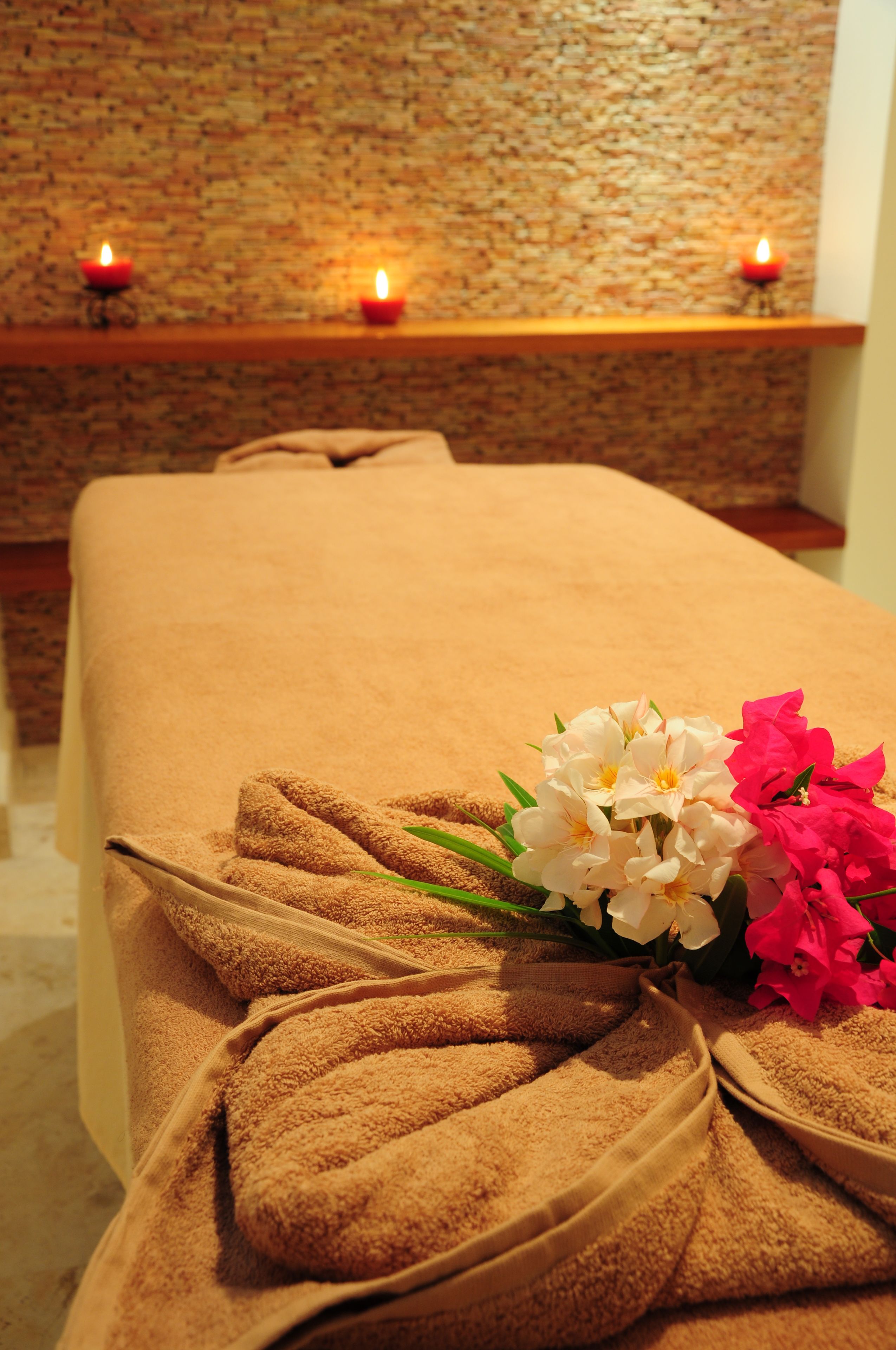Couples treatment rooms, body treatments, aromatherapy, Swedish massages
