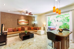 Perhehuoneisto, 2 makuuhuonetta, keittiö | Olohuone | 42–tuumainen äly-TV, jossa kaapelikanavat