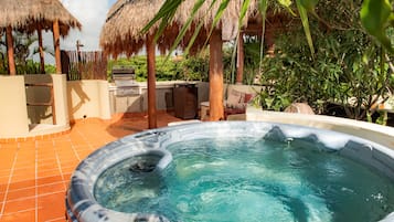 Exclusive Penthouse, 2 Bedrooms, Hot Tub | Private spa tub