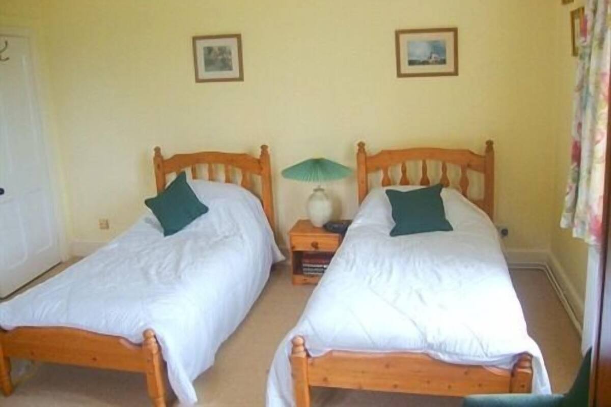 Twin Room, Ensuite (Yellow Room)