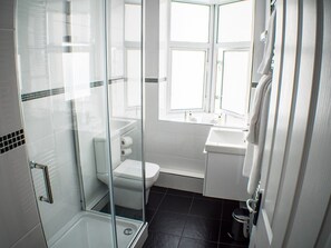 Executive Double or Twin Room, Ensuite | Bathroom - HQ Bar & Restaurant (Douglas)
