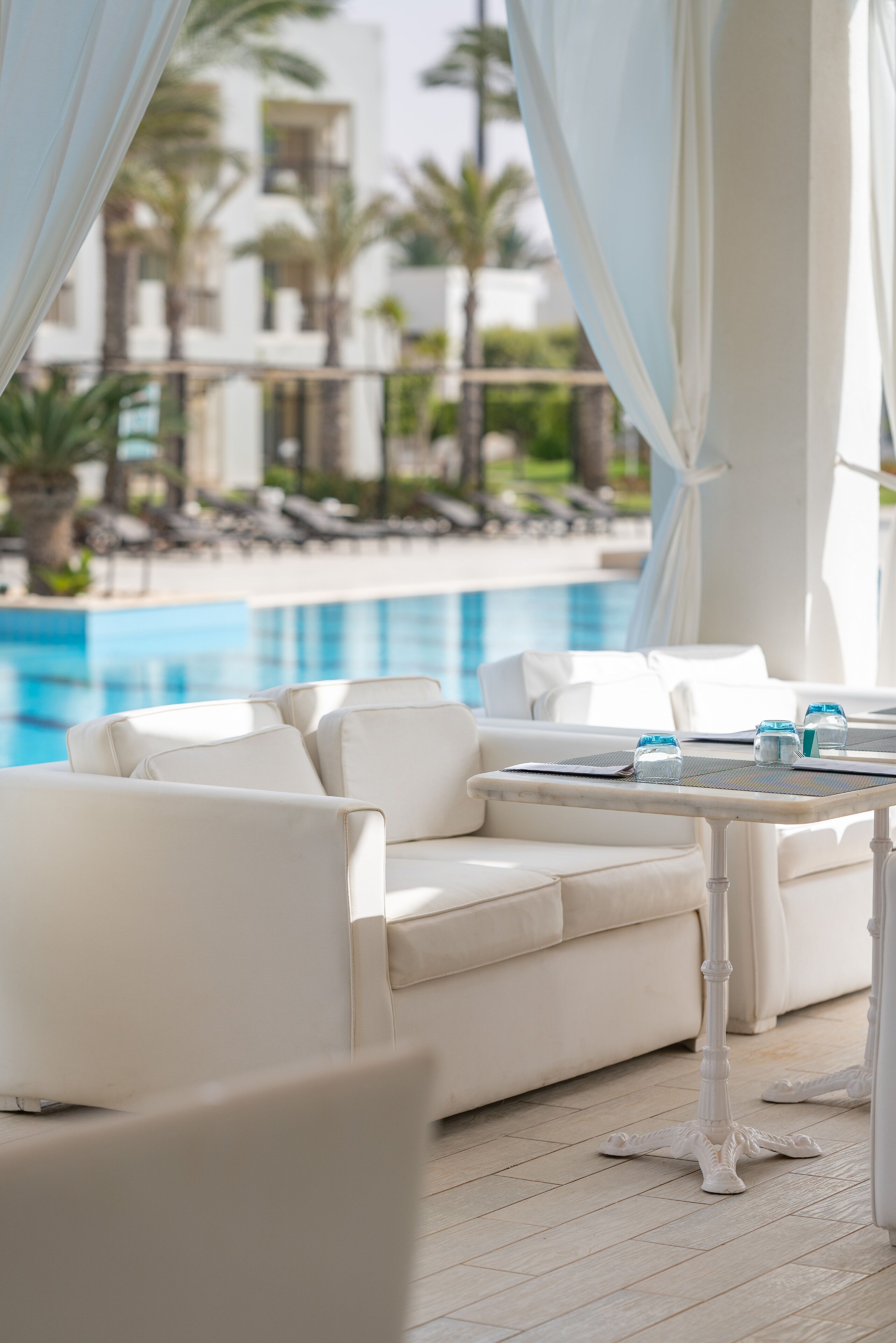 2 restaurants, breakfast, lunch, dinner served; international cuisine