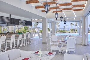 Bar junto a la piscina