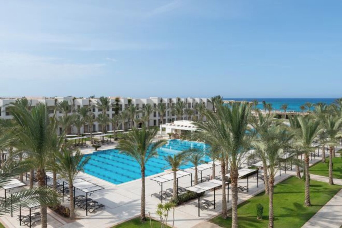 Superior Queen Or Twin Pool View