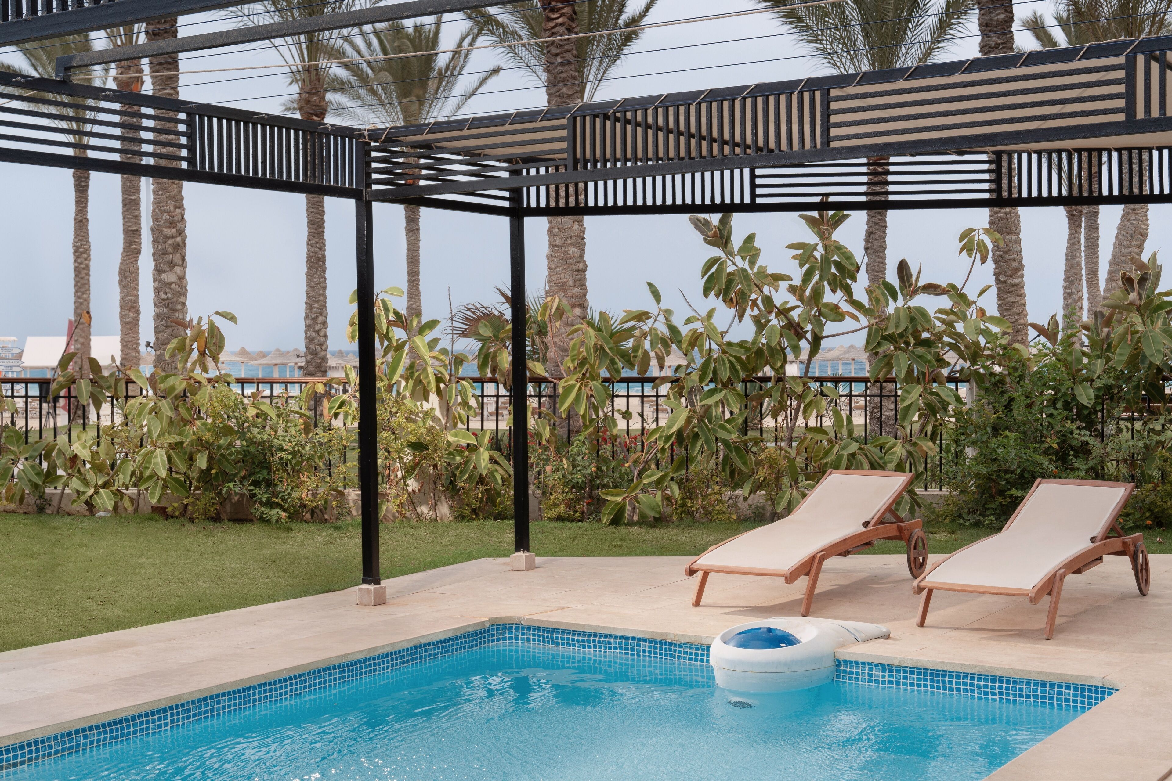 royal suite, 1 queen bed, sea view | minibar, in-room safe, desk, free cots/infant beds