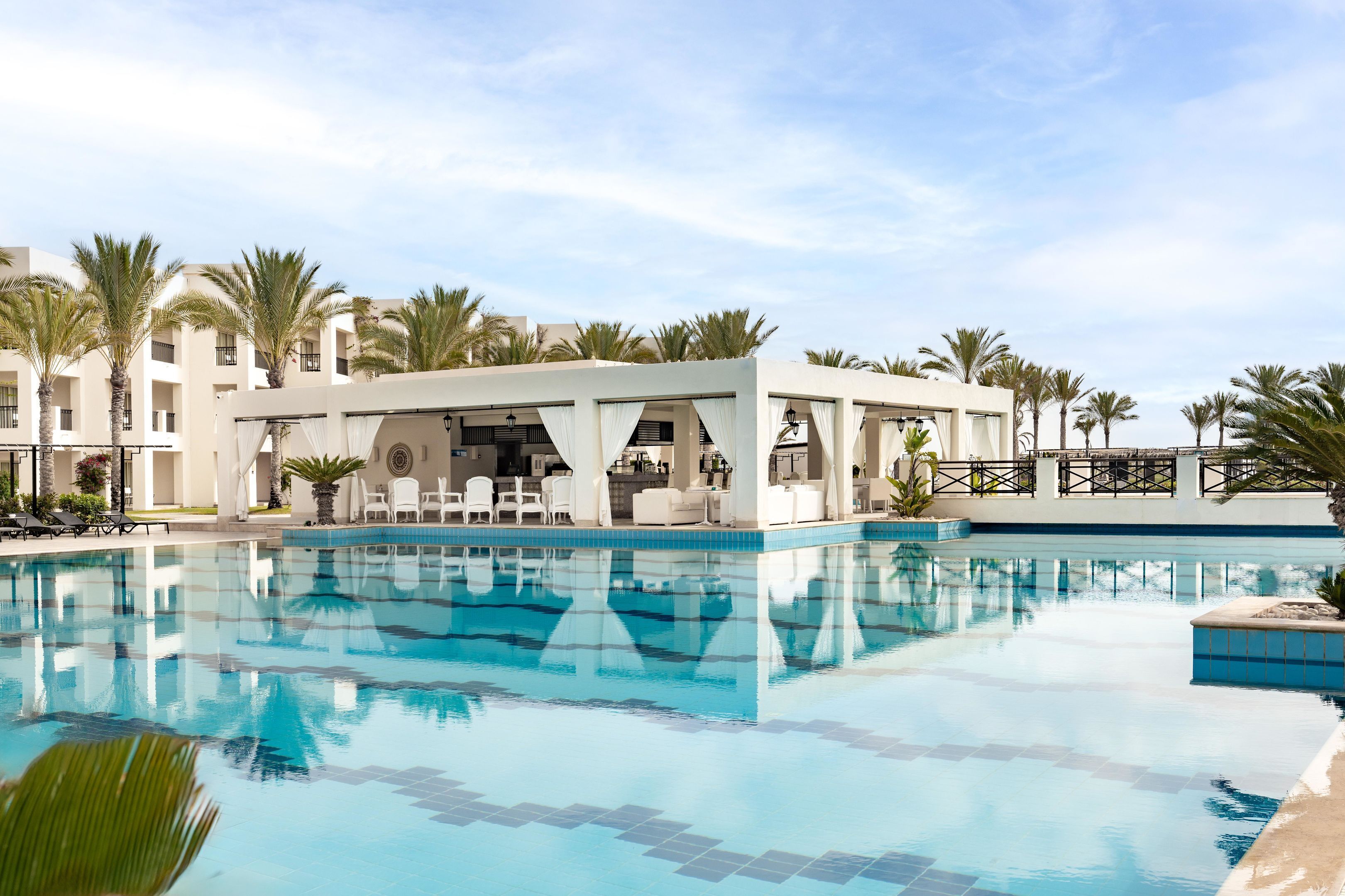 2 piscinas al aire libre, sombrillas, sillones reclinables de piscina