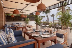 2 restaurantes; se sirven desayunos, comidas y cenas