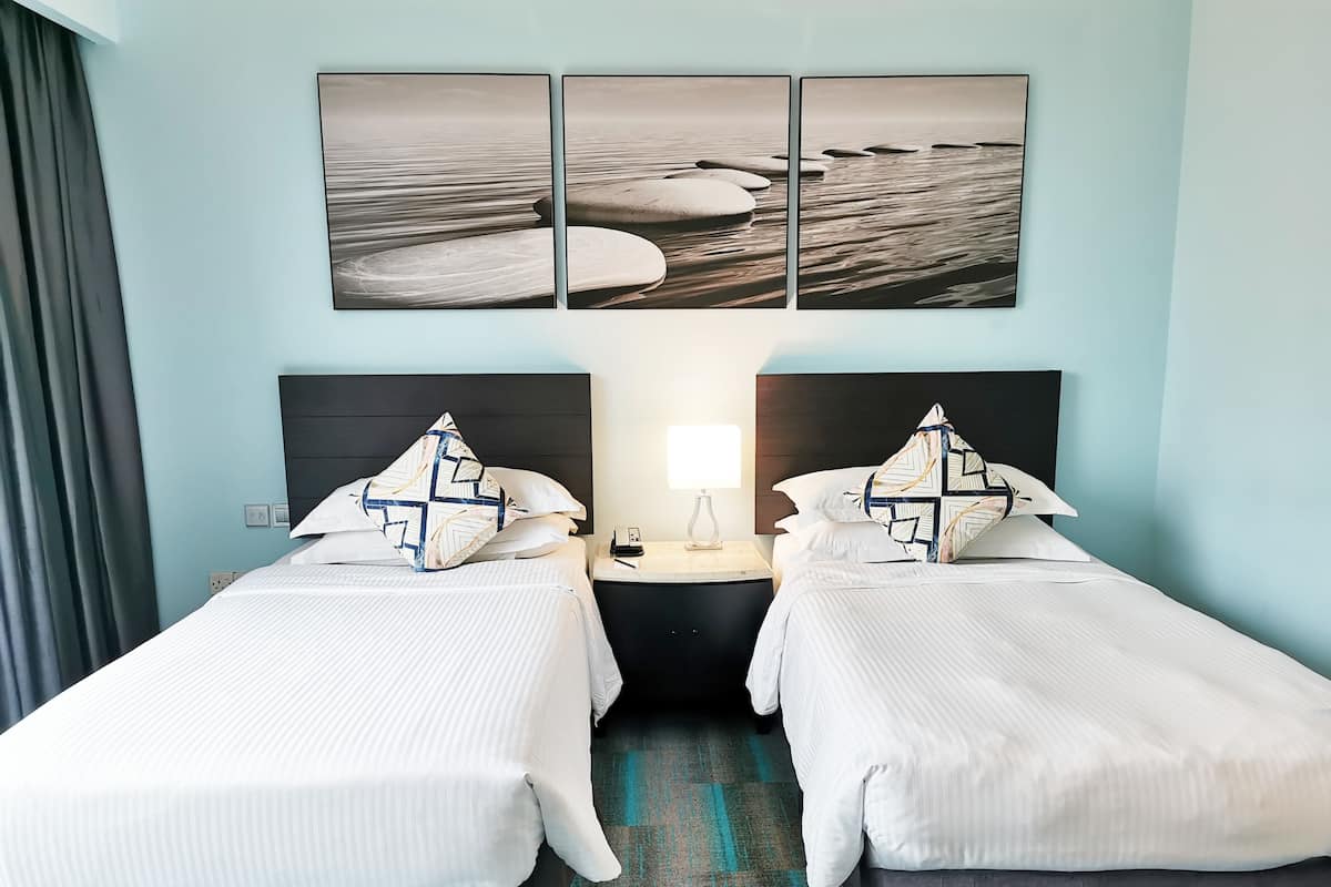 Deluxe Twin Room | Minibar, in-room safe, desk, blackout drapes