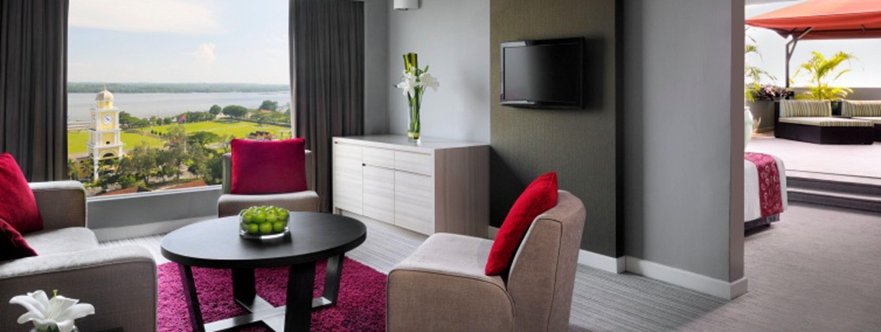 Bar mini, peti besi dalam bilik, meja, langsir/tirai gelap terus 