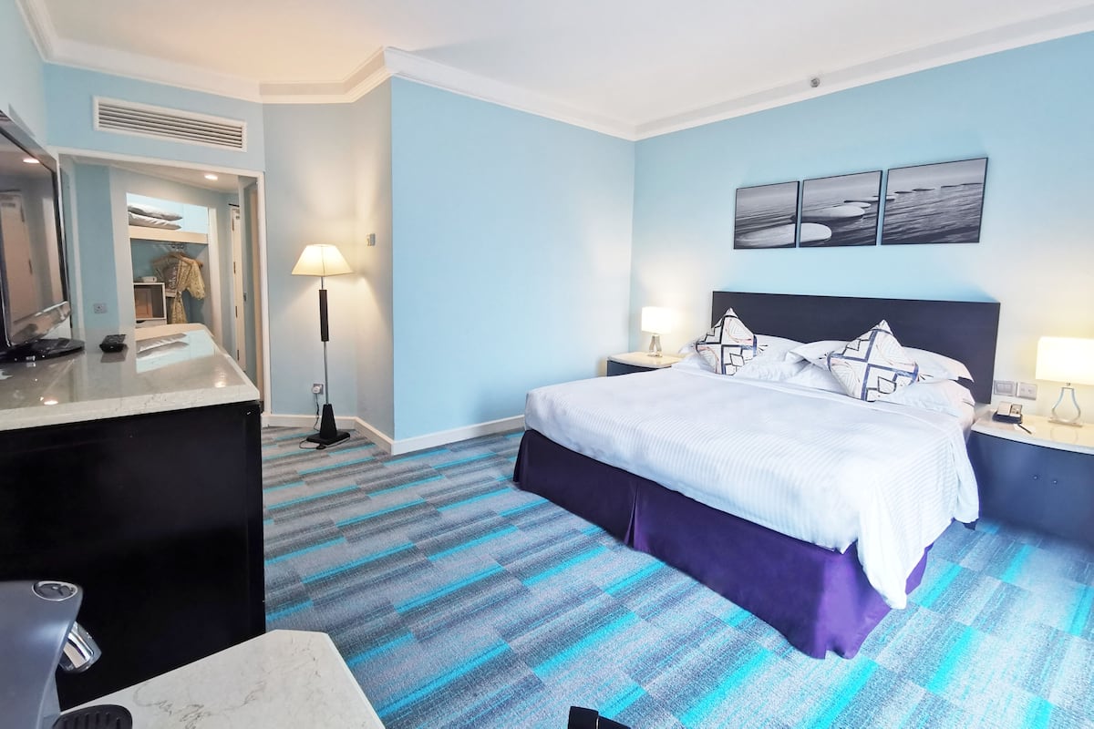Executive King Room | Minibar, in-room safe, desk, blackout drapes