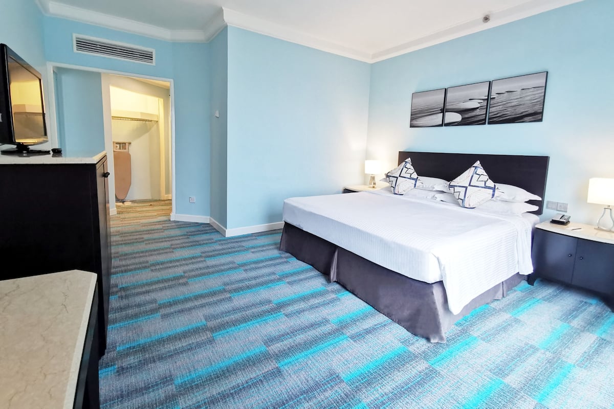 Deluxe King Room | Minibar, in-room safe, desk, blackout drapes