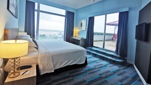 Thistle Suite | Minibar, in-room safe, desk, blackout curtains - Thistle Hotel Johor Bahru (Johor Bahru)