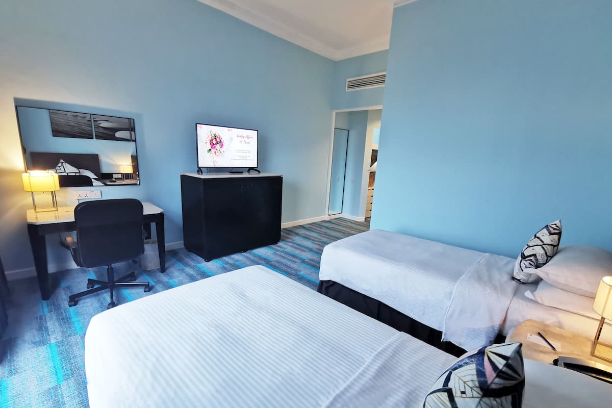 Executive Twin Room | Minibar, in-room safe, desk, blackout drapes