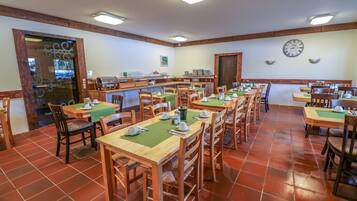 Tägliches Frühstücksbuffet (15 EUR pro Person)