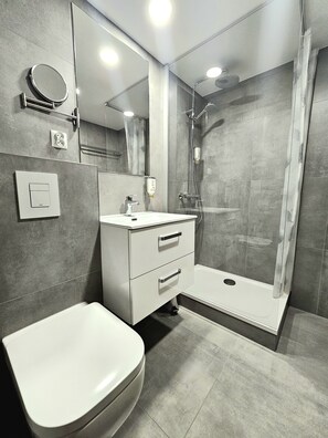 Ducha y bañera combinadas, secador de pelo y toallas