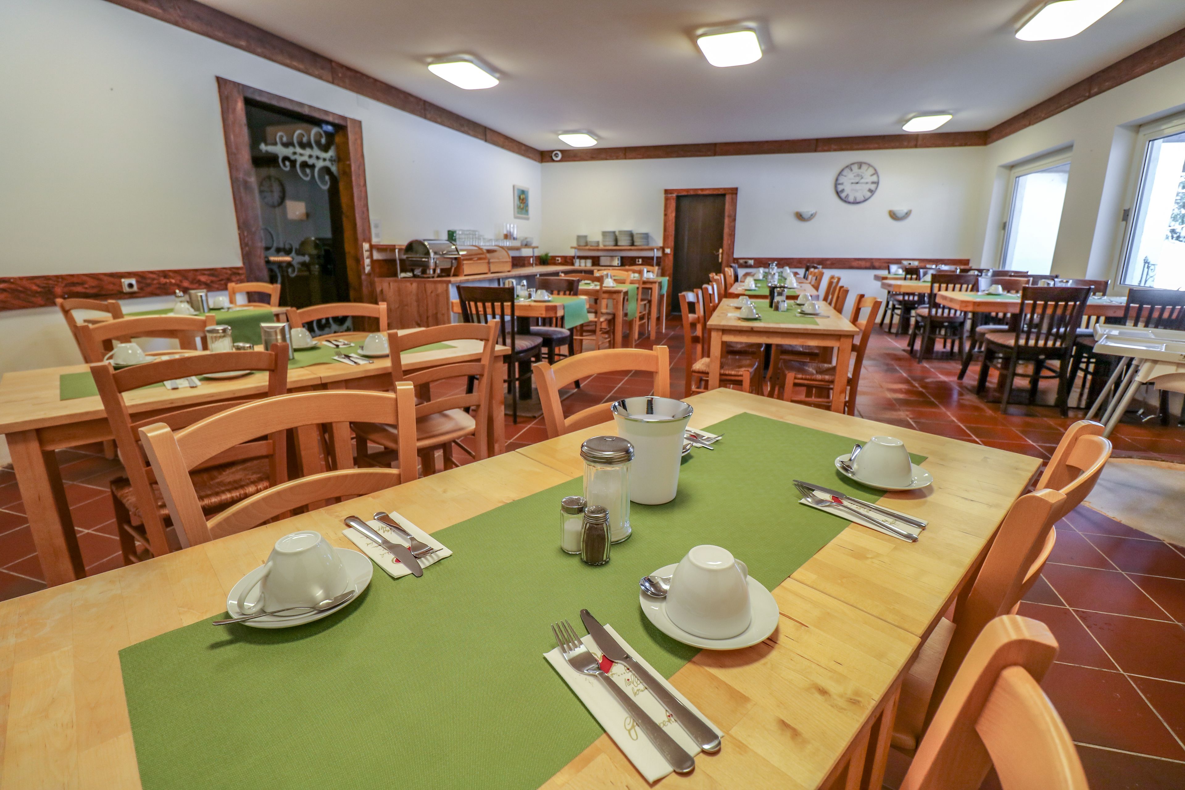 Tägliches Frühstücksbuffet gegen Gebühr