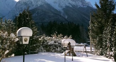Zona de juegos infantil al aire libre. Hotel Quellenhof
