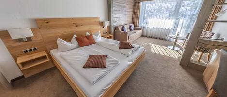 Habitación Deluxe doble, vistas a la montaña | Minibar, escritorio, wifi gratis y ropa de cama