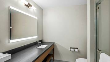 Combined shower/tub, free toiletries, hair dryer, towels