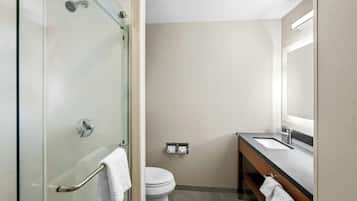 Combined shower/tub, free toiletries, hair dryer, towels