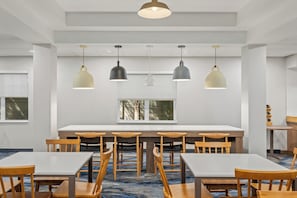 Breakfast area - Fairfield Inn & Suites by Marriott Portsmouth Exeter (Exeter)
