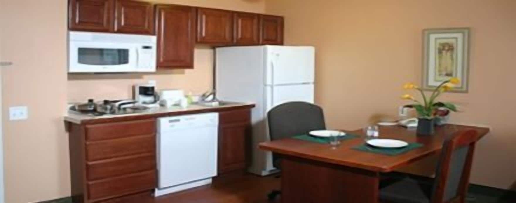 standard room, 1 king bed, non smoking | in-room dining