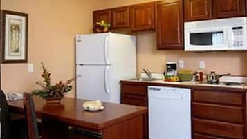 Full-size fridge, microwave, stovetop, dishwasher