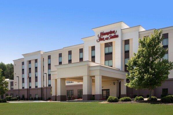 A Hampton Inn & Suites hotel with a modern facade, large windows, and a well-maintained lawn. - Hampton Inn & Suites Athens-I-65 (Huntsville Area) (Athens)