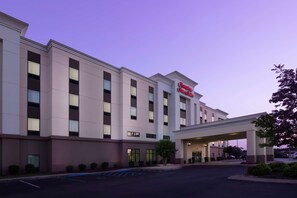 A modern hotel with a prominent sign, a covered entrance, and a parking lot. - Hampton Inn & Suites Athens-I-65 (Huntsville Area) (Athens)