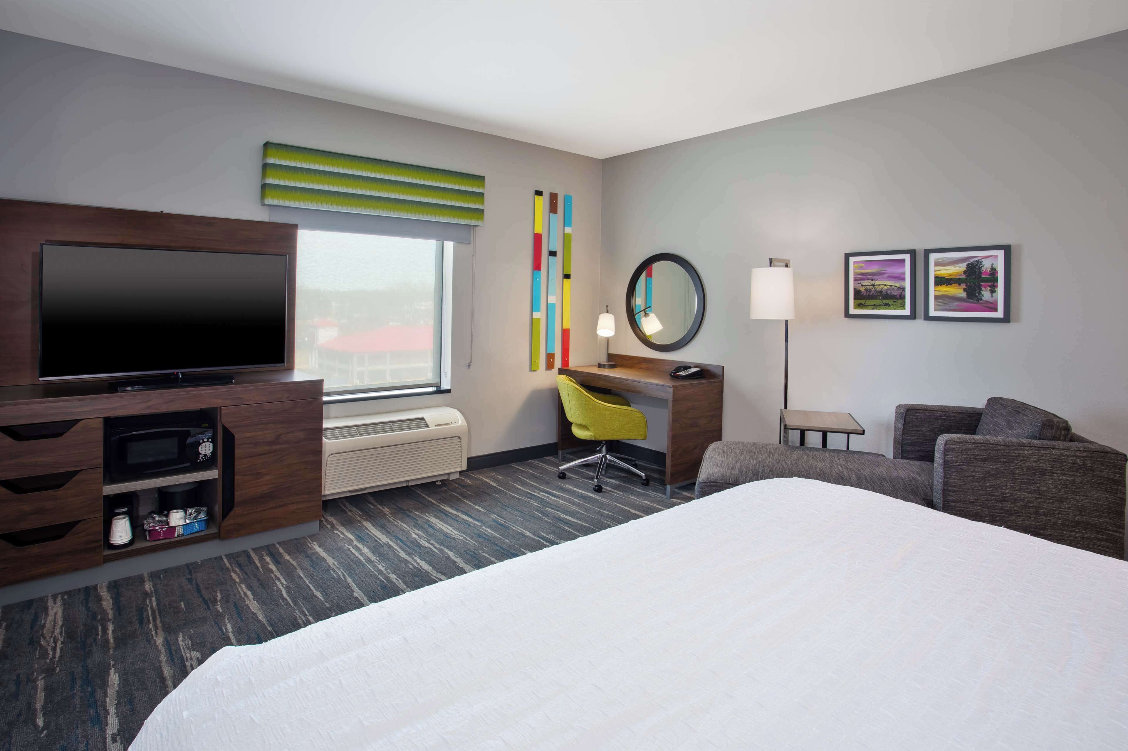 room, 1 king bed | down duvets, desk, blackout curtains, iron/ironing board