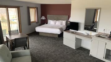 Signature Suite, Jetted Tub, Golf View | Desk, iron/ironing board, rollaway beds, free WiFi