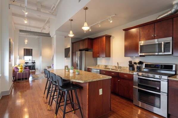 Tủ lạnh, lò vi sóng, dụng cụ pha cà phê/trà