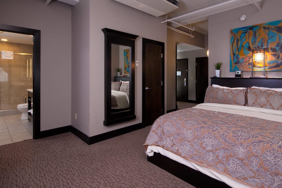 Phòng Tiêu chuẩn, 1 giường cỡ king, không hút thuốc | Bộ đồ giường cao cấp, chăn bông, nệm có lớp đệm bông