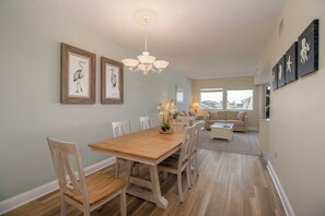 Suíte luxo, 1 quarto (Outdoor Balcony) | Área de estar