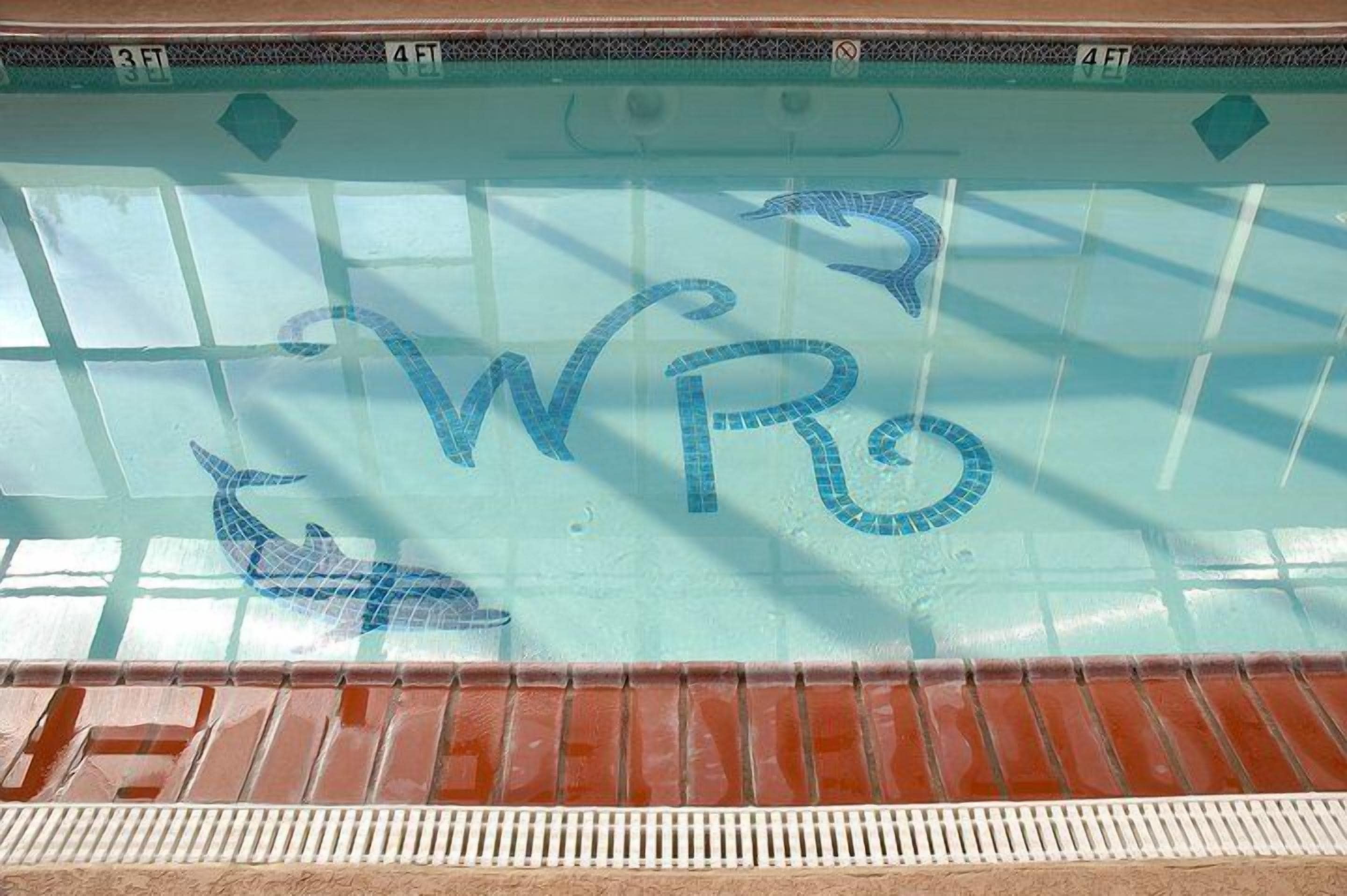 Uma piscina com design em mosaico e setas indicativas.