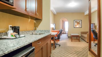 Suite, 1 King Bed, Non Smoking | Peralatan tempat tidur premium, tilam berlapik, meja