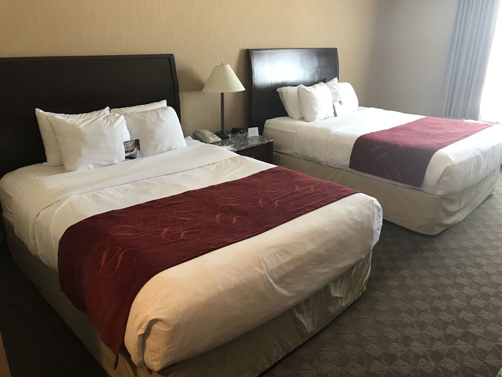 Ropa de cama de alta calidad, colchones con pillow-top y escritorio 
