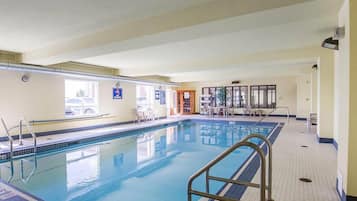 Innendørsbasseng og solsenger