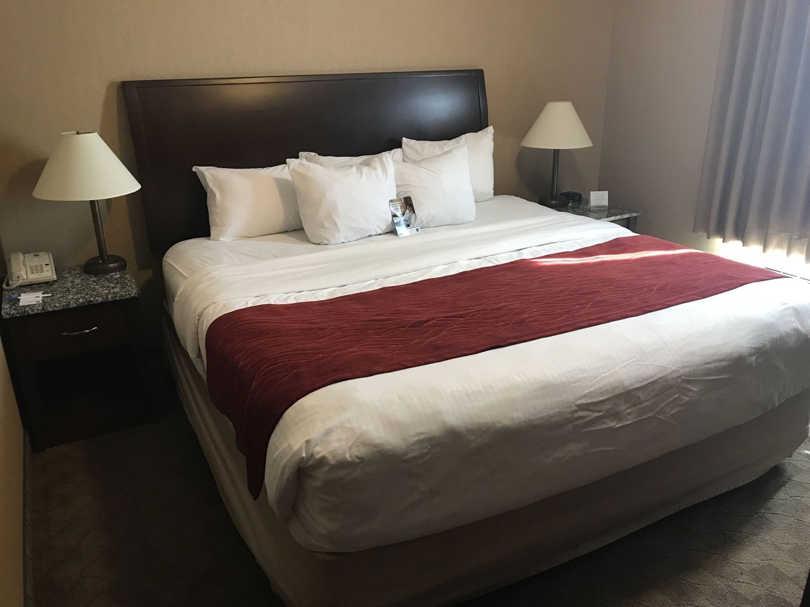 Ropa de cama de alta calidad, colchones con pillow-top y escritorio 