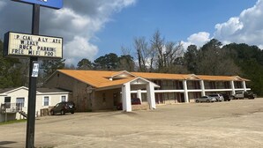 A Sunrise Inn with a sign indicating weekly parking and free WiFi. - Sunrise Inn (Jasper)
