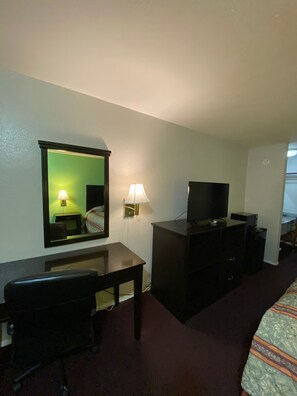 Standard Single Room, 1 King Bed, Non Smoking | Desk, soundproofing, iron/ironing board, free WiFi
