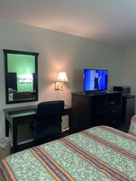 Escritorio, sistema de insonorización y tabla de planchar con plancha 